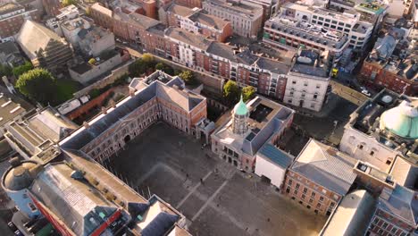 Hermosa-Toma-Aérea-Del-Antiguo-Ayuntamiento-Y-El-Castillo-De-Dublín,-Revela-El-Paisaje-Urbano-De-La-Ciudad-De-Dublín