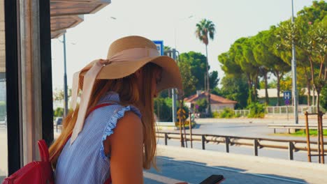 Una-Mujer-Blanca-Caucásica-Se-Sienta-En-Una-Estación-De-Tren-Y-Espera-Pacientemente-El-Próximo-Tren