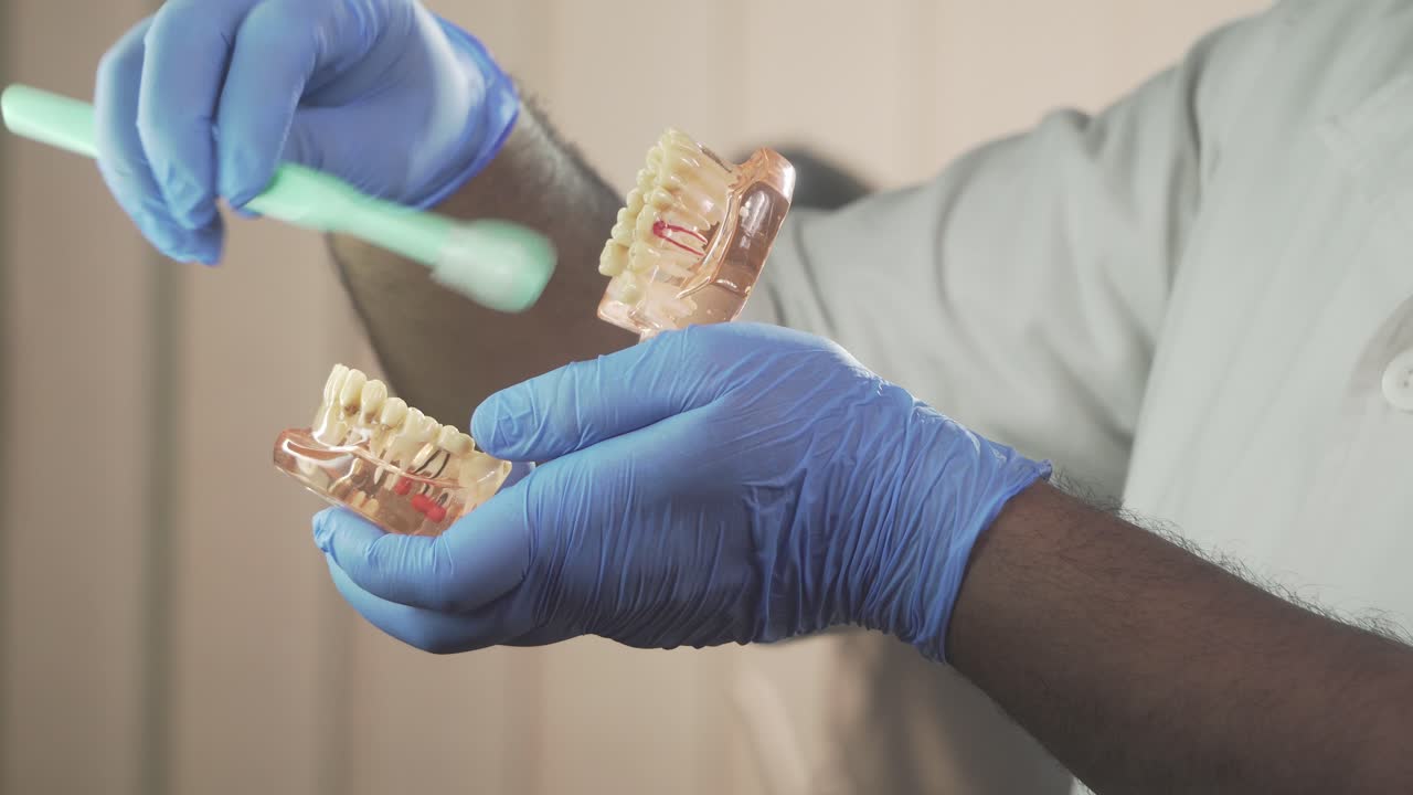 médico demostrando cómo cepillarse los dientes