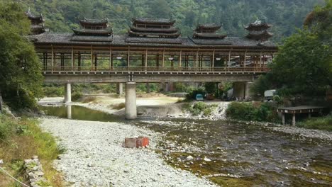 Puente-De-Cruce-Chino-Tradicional-En-La-Provincia-De-Guizhou,-Inclinado-Hacia-Arriba