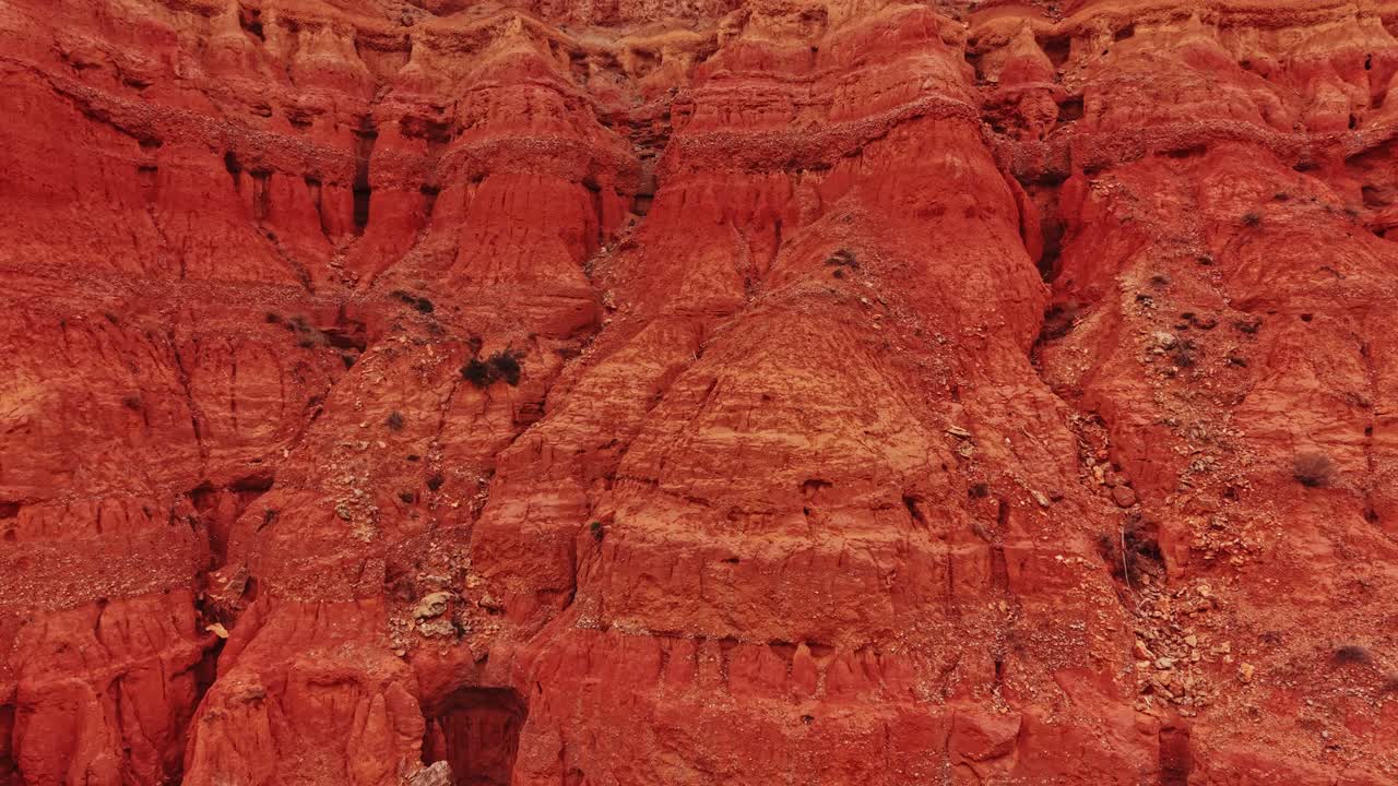 Le colorate formazioni rocciose in Spagna mostrano la bellezza e le texture naturali