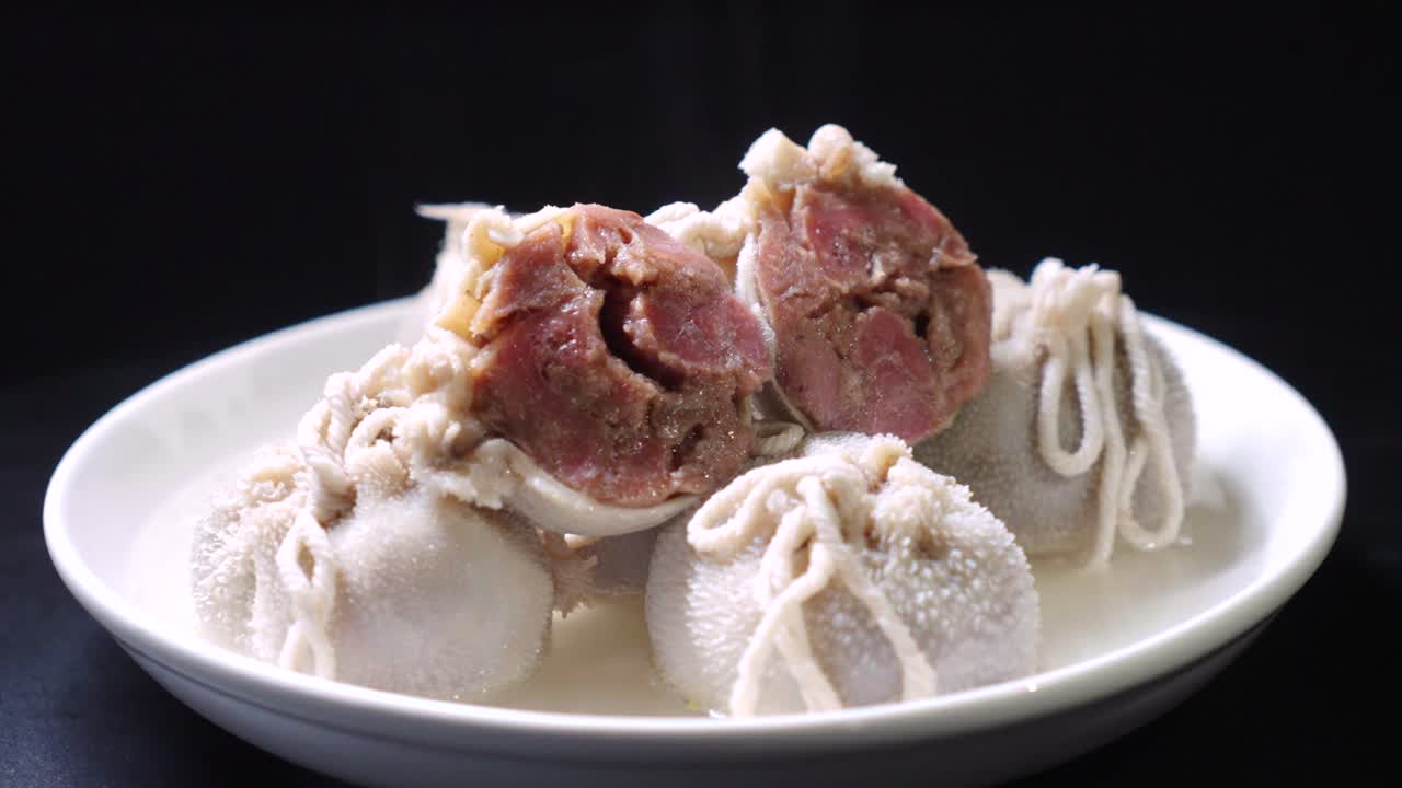 매력적이고 맛있는 양고기 요리