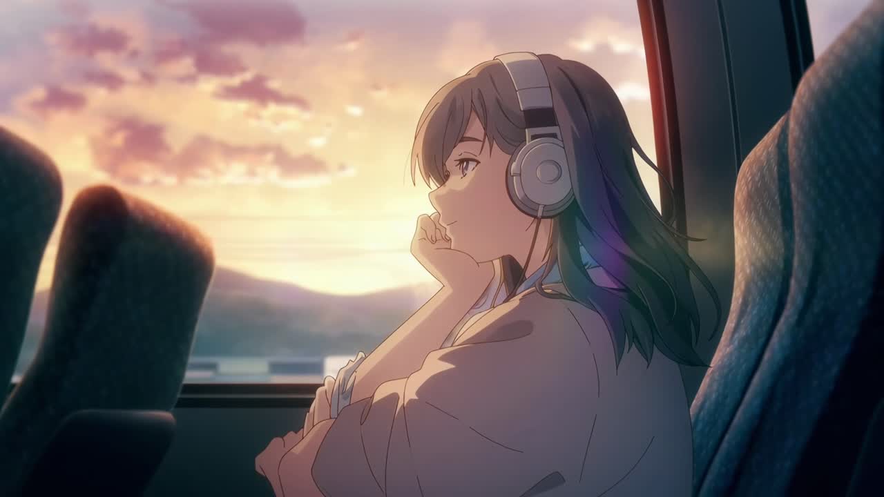 Ragazza anime con le cuffie guarda fuori dal finestrino dell'autobus al tramonto. L'angolazione laterale cattura un'atmosfera video serena