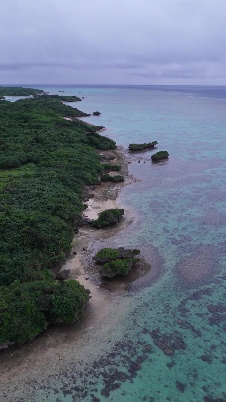 Vista aerea rotante della Baia di Kabira in una giornata nuvolosa e cupa, Isola di Ishigaki, Okinawa, Giappone.
