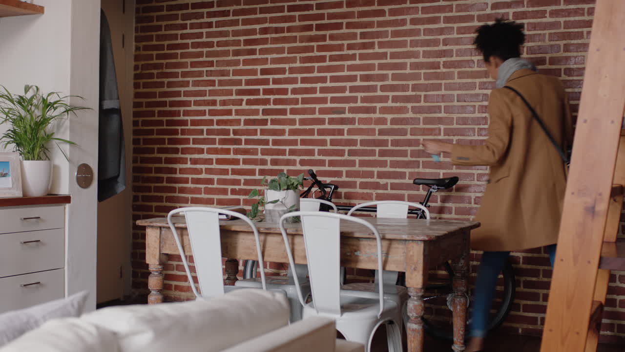 hermosa mujer joven preparándose para salir del apartamento con la bicicleta tarde para el trabajo