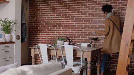 hermosa mujer joven preparándose para salir del apartamento con la bicicleta tarde para el trabajo
