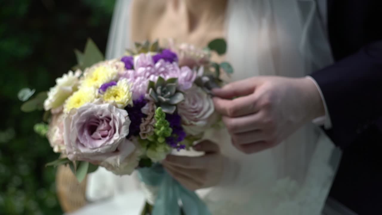 La sposa con un bellissimo bouquet nuziale