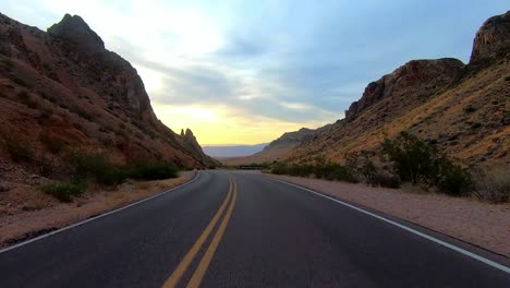 Entrada-Del-Valle-De-Fuego-Y-Amanecer-De-La-Mañana-Desde-La-Carretera-Conduciendo-Pov