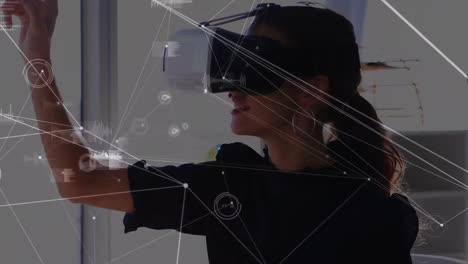 animación de la red de conexiones sobre mujer de negocios con auriculares vr