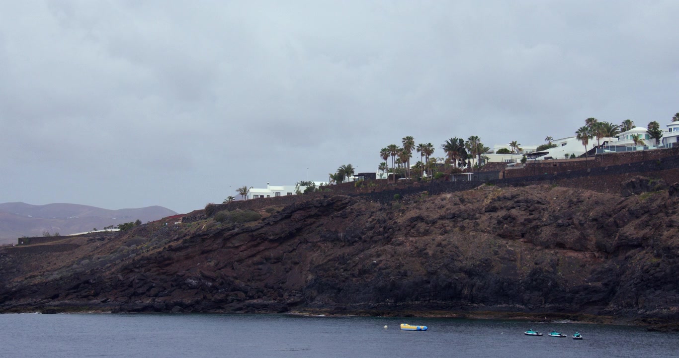 Inquadratura extra-ampia di una villa vacanze imbiancata a calce sulla costa di Lanzarote.