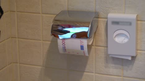el papel higiénico de euro en cámara lenta 4k 60fps