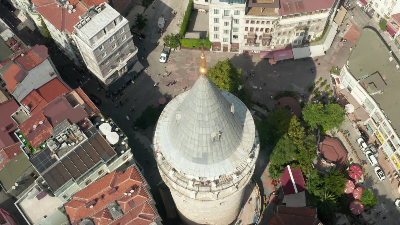 la parte superior de la torre galata en la plaza de estambul, turquía desde una perspectiva aérea de pájaros desde arriba hacia abajo