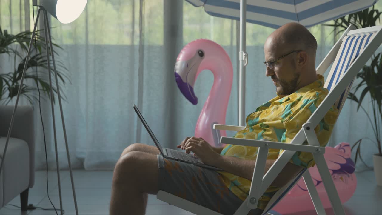 hombre que trabaja desde casa durante las vacaciones de verano