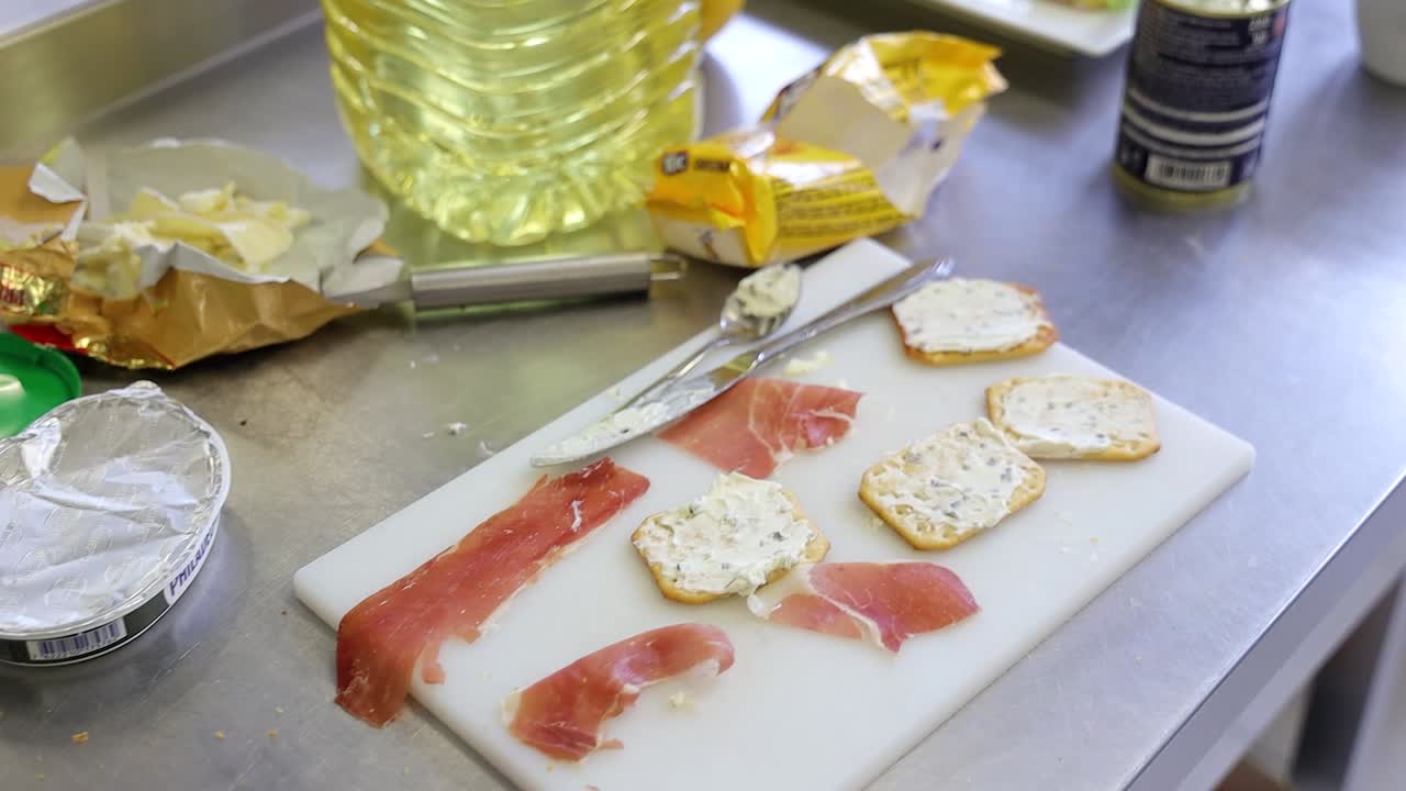 sartén alrededor de una cocina desordenada a mitad de la preparación de alimentos en el restaurante