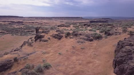 Harsh-and-wild,-Washington's-Channeled-Scablands-landscape,-aerial