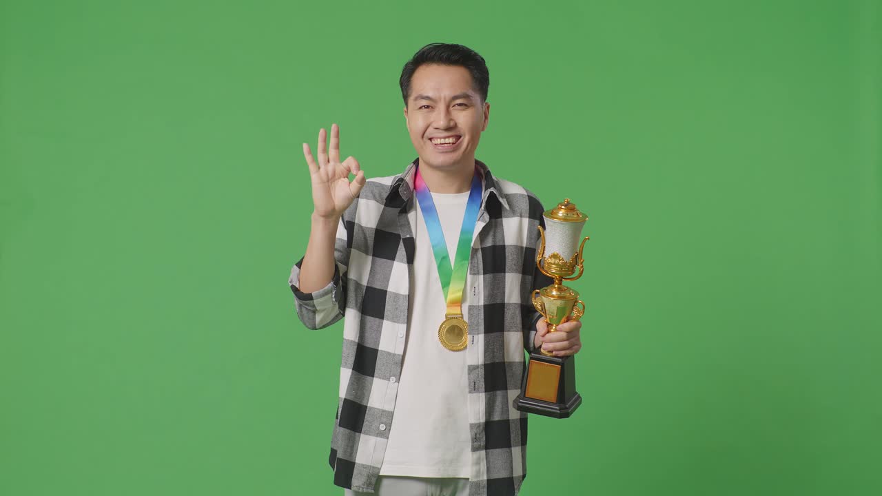 트로피 와 메달 을 가지고 승리를 축하 하는 사람