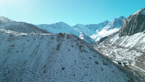 El-Embalse-El-Yeso-Con-Nieve,-Cajón-Del-Maipo,-País-De-Chile