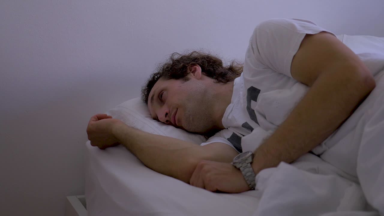 남자는 집에서 혼자 천천히 일어나 안경을 가져갑니다.