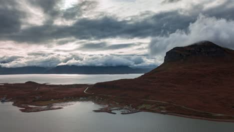 Nubes-Oscuras-Y-Tormentosas-Ruedan-Sobre-El-Paisaje