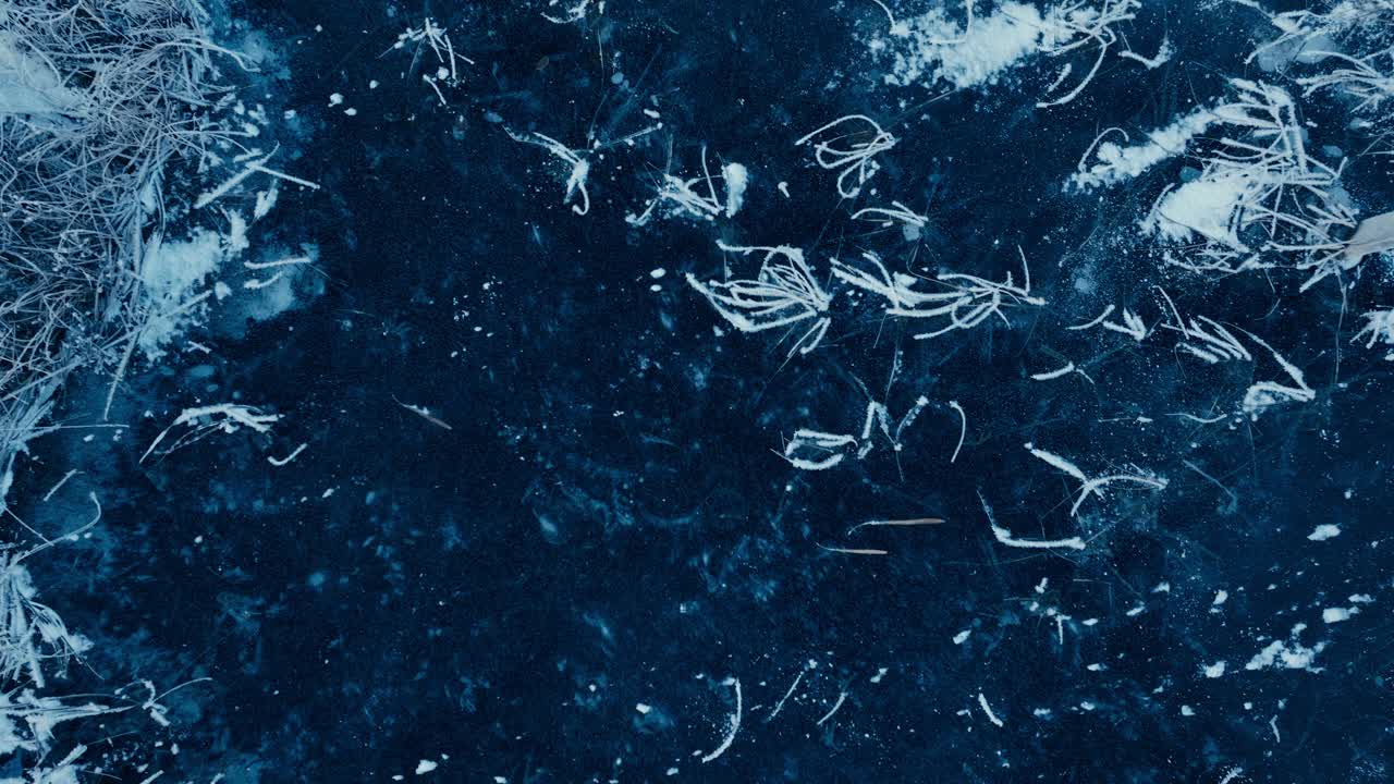 indre fosen, condado de trondelag, noruega - la orilla congelada del lago de omundvatnet en el crepúsculo de la noche - fotografía aérea de un dron