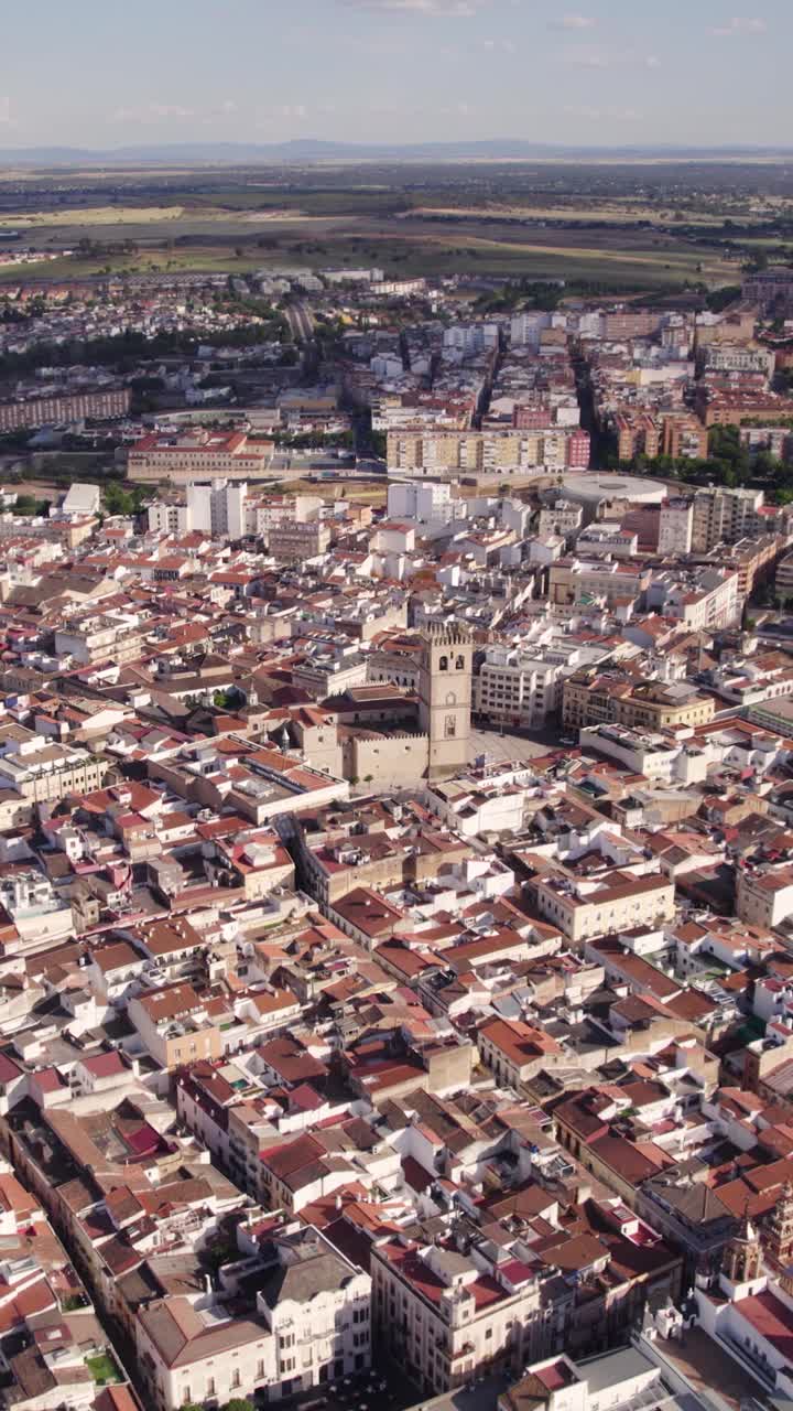 Ripresa aerea verticale orbitante che mostra il paesaggio urbano di Badajoz con la sua cattedrale storica come punto focale in Spagna