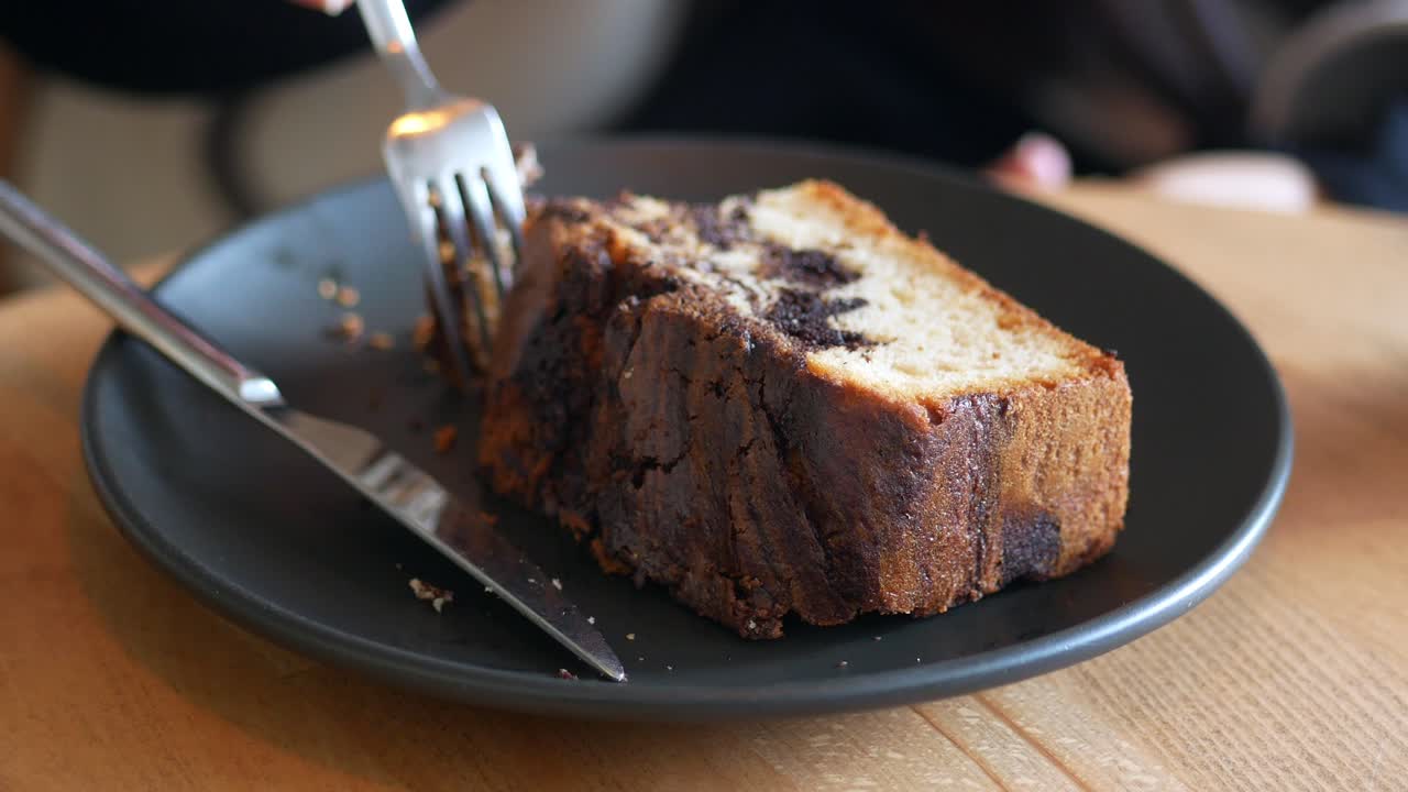 접시에 있는 초콜릿 케이크 조각