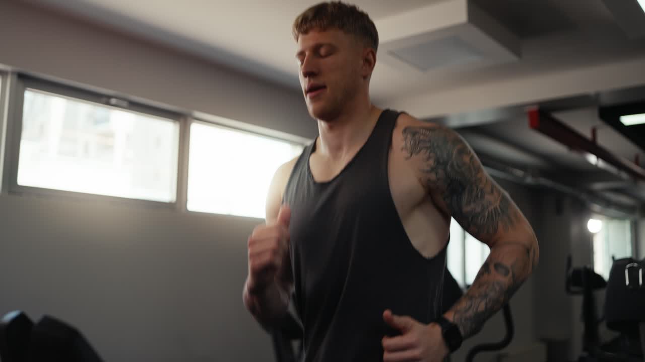 hombre corriendo en una cinta de correr en el gimnasio