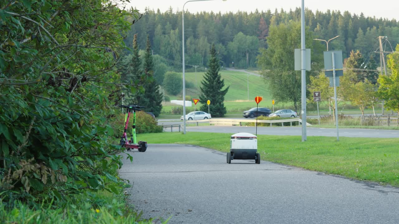 여름 저녁에 반 농촌 환경에서 음식을 운반하는 배달 로