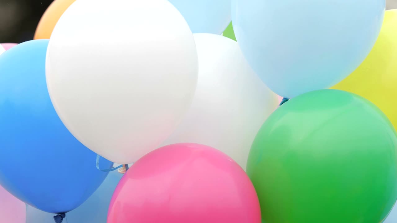 balones de helio de colores festivos.