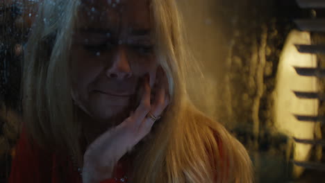 una mujer llorando por la noche.