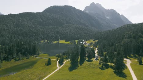 Die-Kleine-Tempelkirche-In-Den-Bayerischen-Alpen