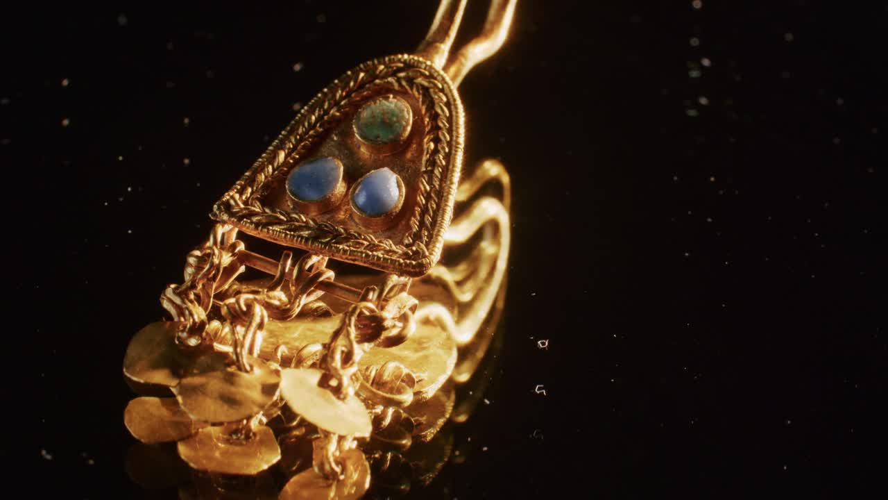 스키타이 신부 2000년 전의 황금 귀걸이, 발굴 과정에서 발견된 오래된 귀걸이와 회전 바, 빈티지 보석, 종교, 클로즈업