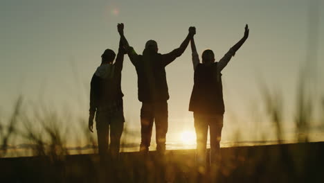 familia celebrando el atardecer