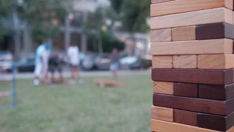 Jenga-De-Cerca-Con-Gente-En-El-Fondo-Jugando-Cornhole