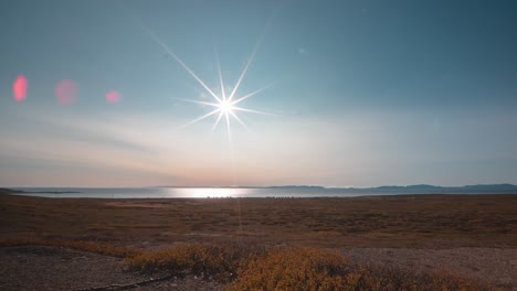 Helle-Sonne-Am-Dunstigen-Himmel-über-Dem-Ruhigen-Vardo-Fjord-Im-Norden-Norwegens