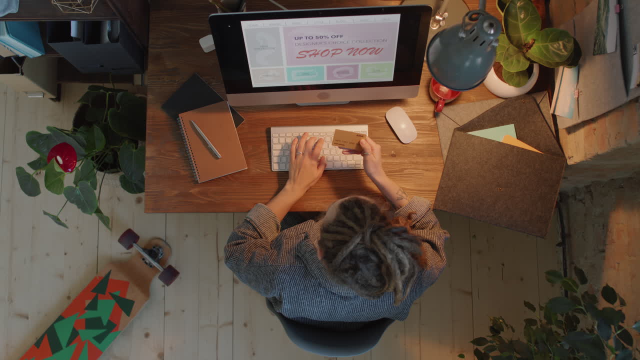 mujer comprando en línea desde casa