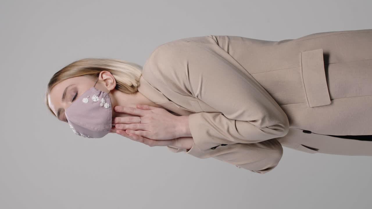 красивая женщина в стильной маске для лица позирует