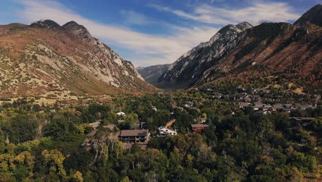 Drone-shot-of-Little-Cottonwood-Canyon-in-Fall