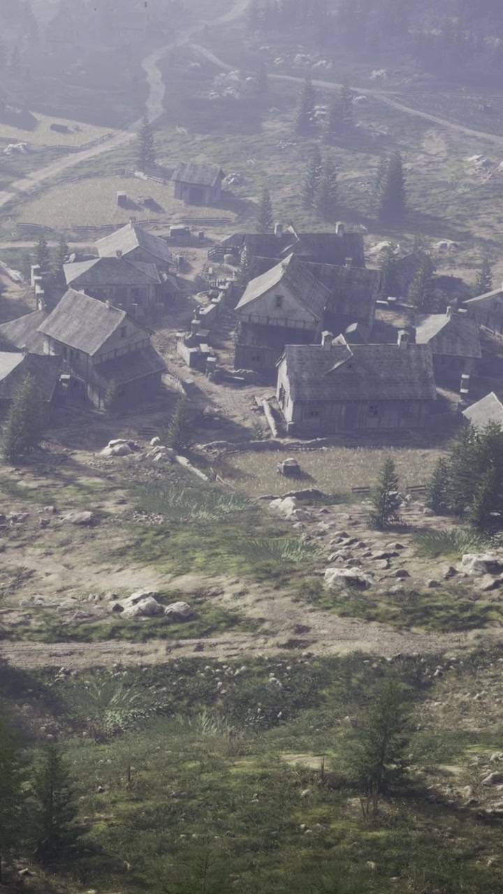 Villaggio di montagna nella nebbia al mattino con case in legno e alberi