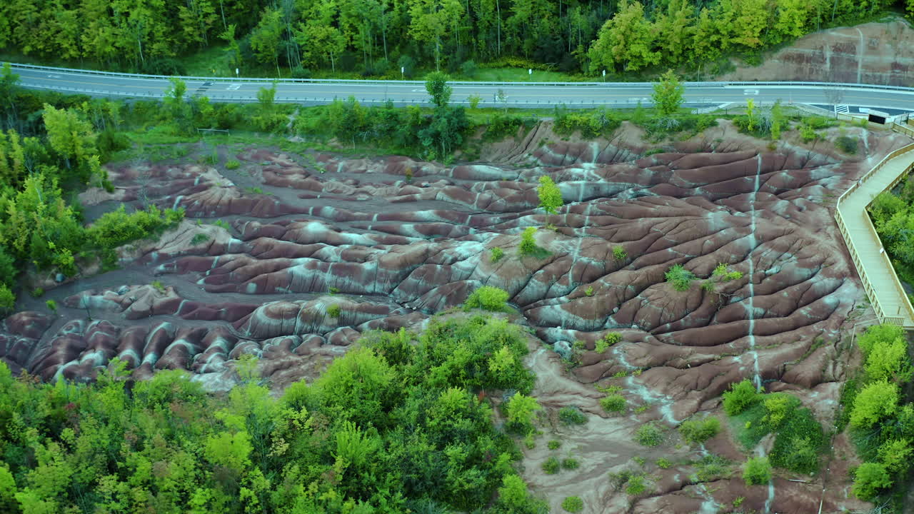 amplia vista aérea del gran bosque, cheltenham badlands canadá paisaje, rural, camino, tiro volando sobre un bosque de color verde, hermoso desierto, lugar salvaje