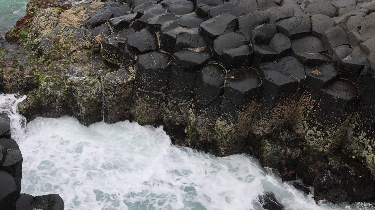 tempo-lapse de ondas turbulentas do mar batendo em costas rochosas