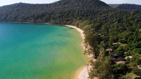 isla de koh rong en camboya, playa y vista aérea de drones de la selva tropical