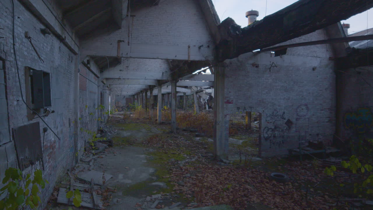 pan derecha toma del edificio de la fábrica en descomposición en ohio