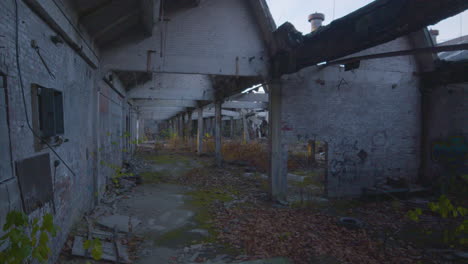 pan-right-shot-of-decaying-factory-building-in-Ohio