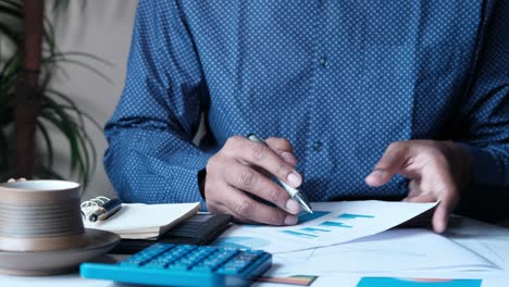 hombre de negocios analizando datos financieros