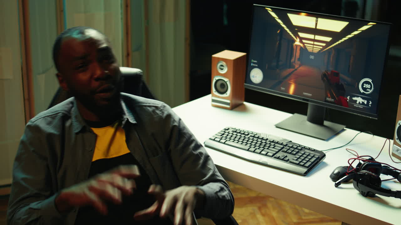 hombre jugando en la pc, saludando a los suscriptores