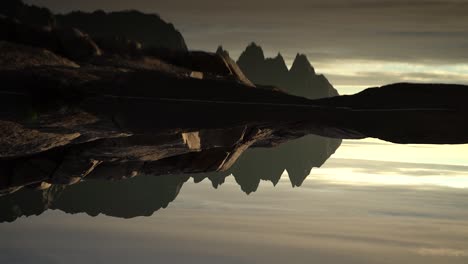 giro de 360 grados del paisaje montañoso en senja mientras se pone el sol