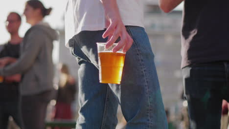 Mano-De-Hombre-Envejeciendo-Cerveza-En-Una-Terraza-Soleada