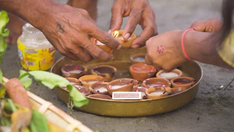 Indische-Familie-Verbrennt-Diya-Für-Pooja