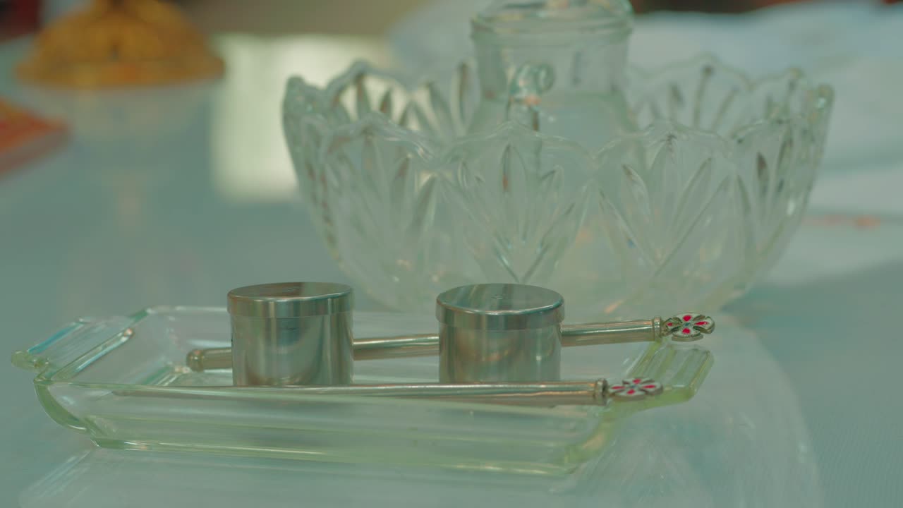 교회 에서 신생아 의 세례 의식 을 위해 신생아 를 돕는 도구 들 의 클로즈업